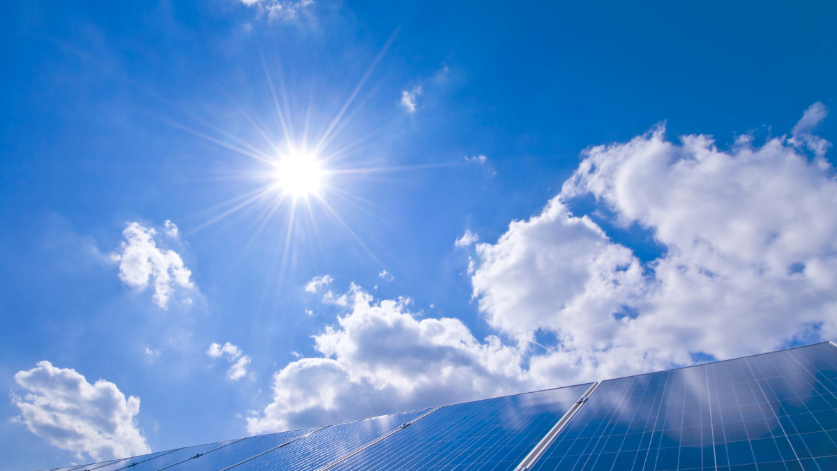 太陽能板發電量並非只取決於氣溫，實際發電量與日照條件及系統性能有關 