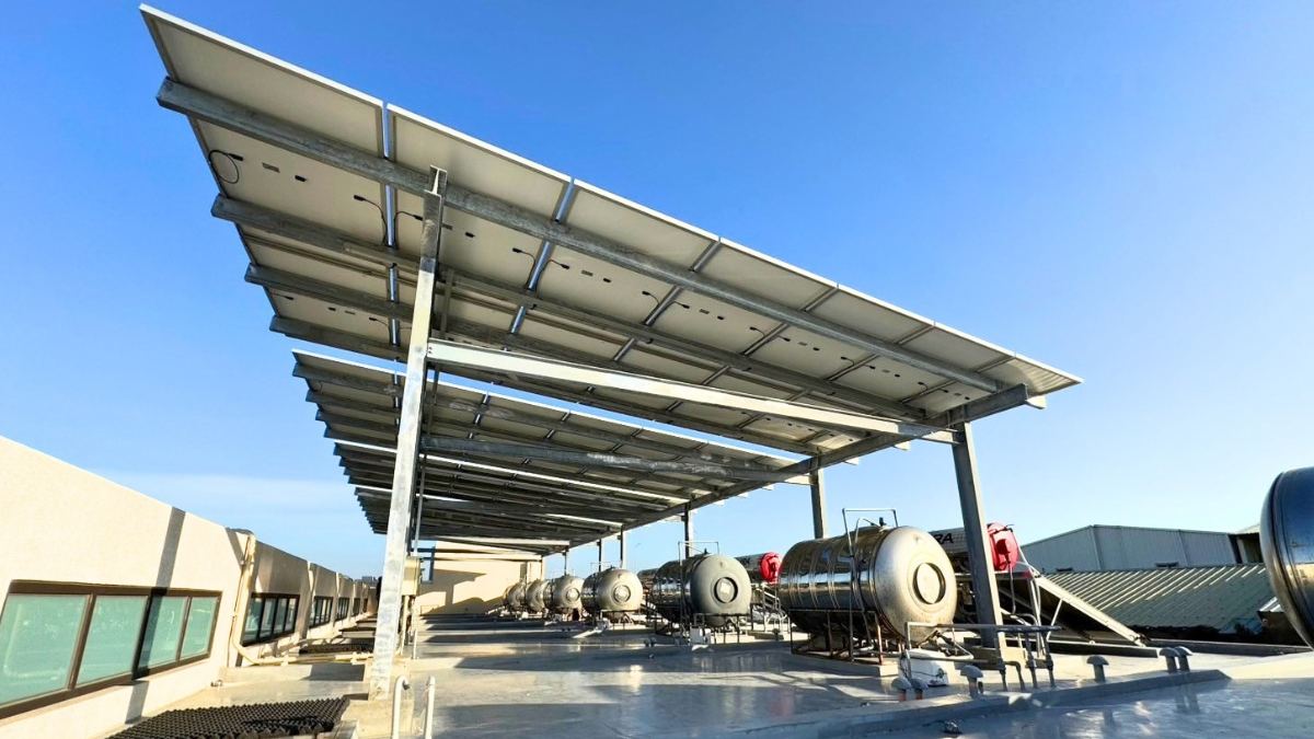 太陽光照射太陽能板產生直流電,經逆變器轉換為交流電供電器使用的太陽光電發電原理 太陽光照射太陽能板產生直流電,經逆變器轉換為交流電供電器使用的太陽光電發電原理